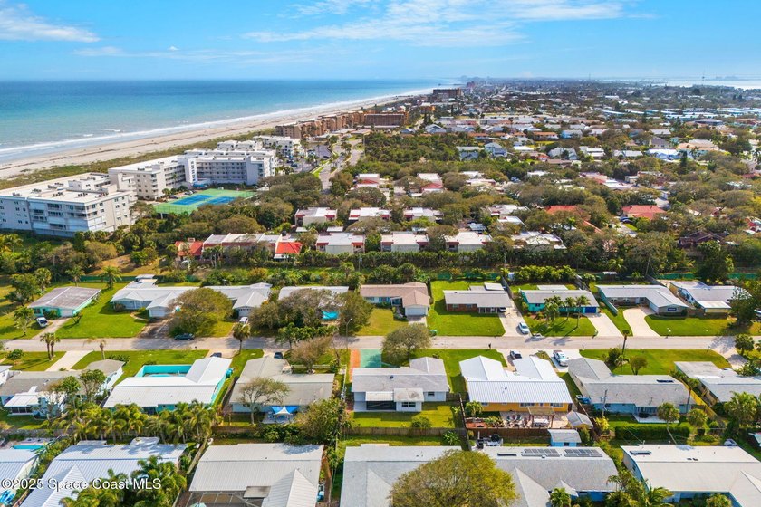 Coastal living at its best! This fully renovated 3-bed, 2-bath - photo 46