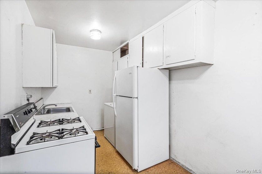 Welcome to this charming 2-bedroom, 1-bath garden apartment in - photo 9