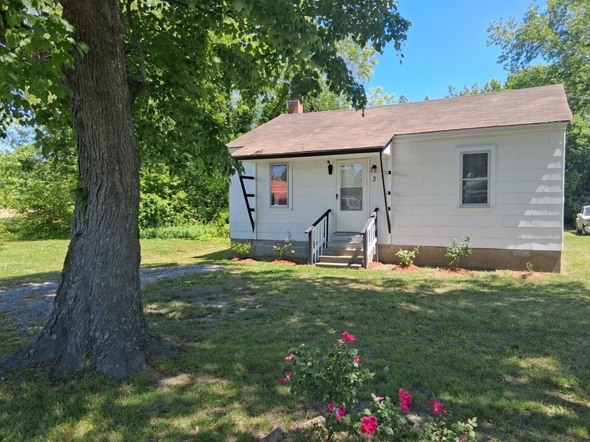 Affordable 2-bedroom Bungalow sits in the heart of a vibrant - photo 3