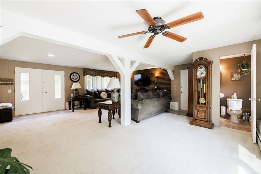 Beautifully maintained 3-bedroom, 1.5-bath split-level home - photo 11
