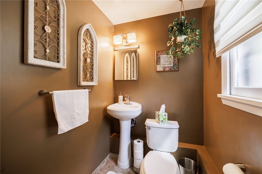 Beautifully maintained 3-bedroom, 1.5-bath split-level home - photo 12