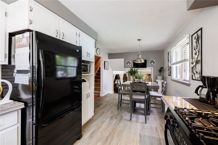 Beautifully maintained 3-bedroom, 1.5-bath split-level home - photo 15