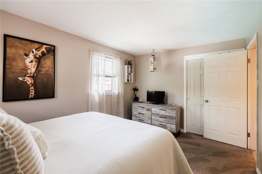 Beautifully maintained 3-bedroom, 1.5-bath split-level home - photo 25
