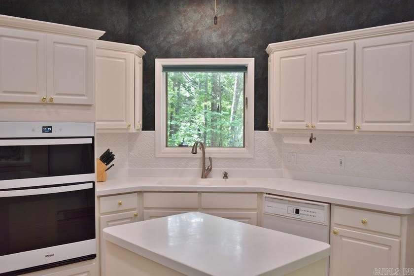 This Beautiful custom-built home is thoughtfully designed and - photo 15