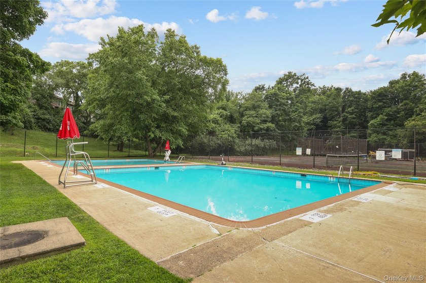 RARE OPPORTUNITY: Welcome home to this beautifully designed - photo 16