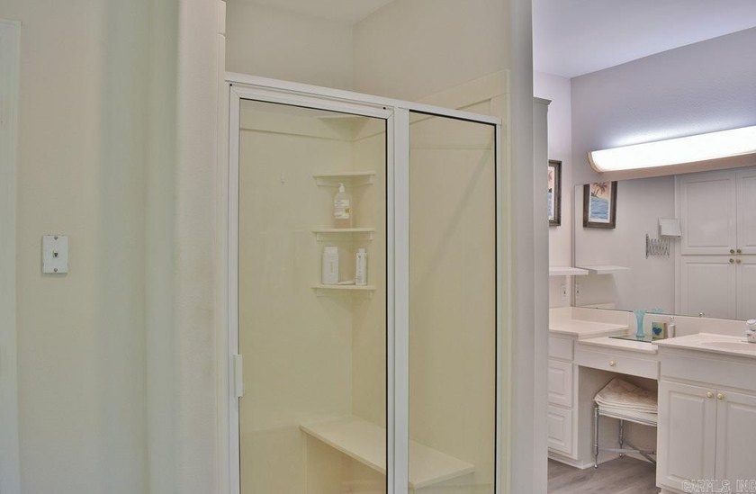 This Beautiful custom-built home is thoughtfully designed and - photo 26