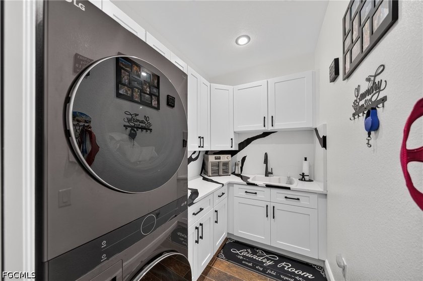 Walking distance to Cape Harbour! RV garage with Car Lift - photo 29