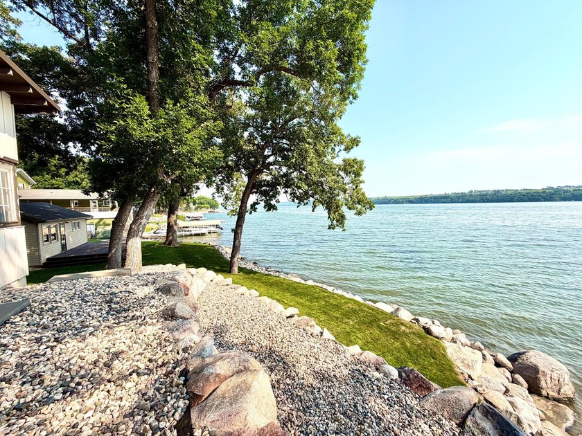Enjoy the timeless charm of lake life at this nostalgic retreat - photo 23