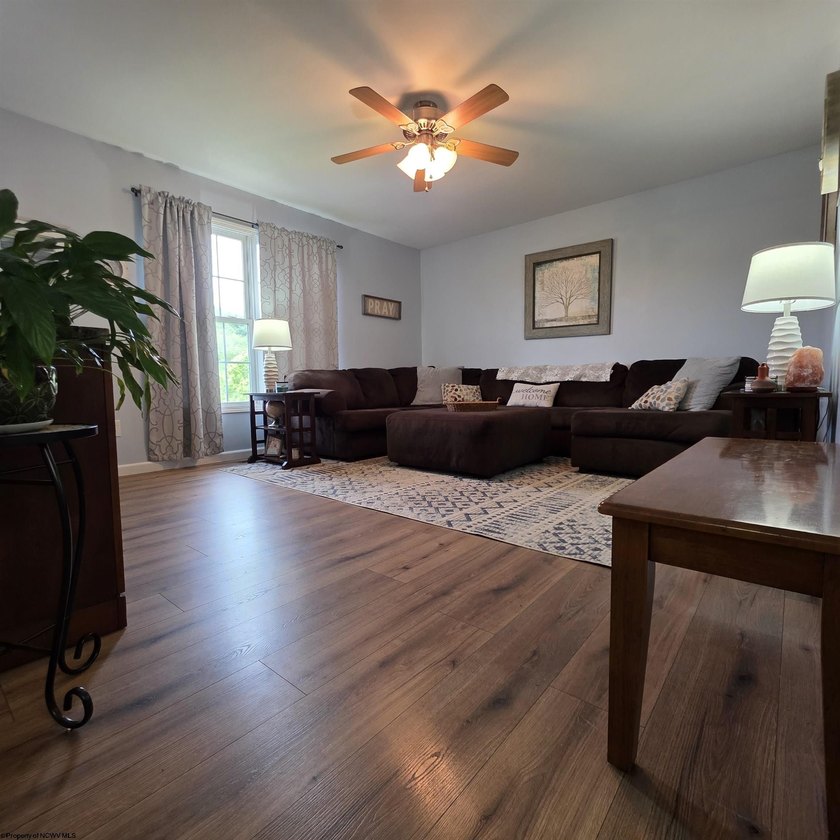 Beautiful and well-maintained split level home with 1st floor - photo 4
