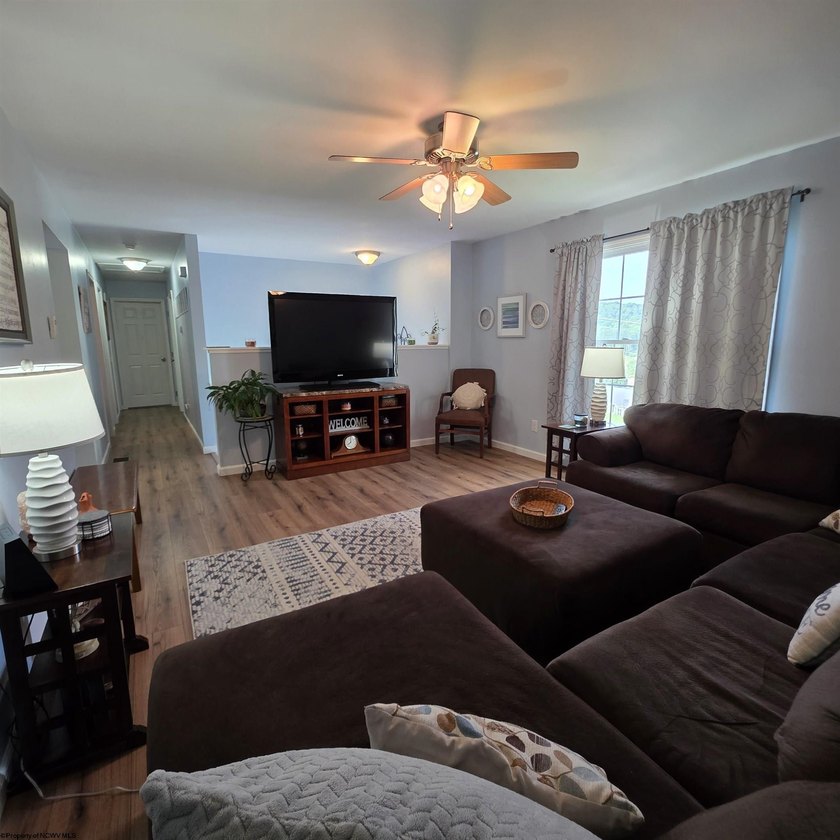 Beautiful and well-maintained split level home with 1st floor - photo 5