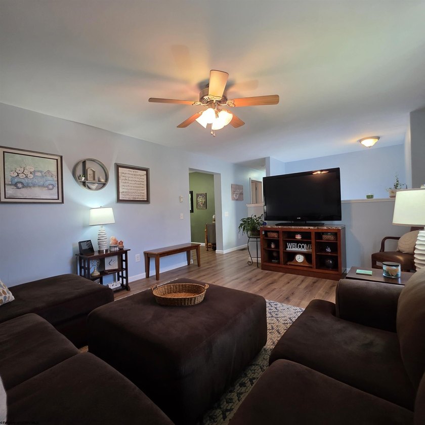 Beautiful and well-maintained split level home with 1st floor - photo 6