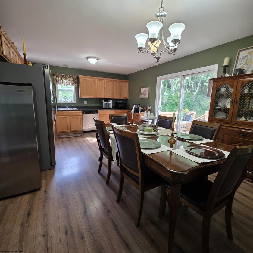 Beautiful and well-maintained split level home with 1st floor - photo 9