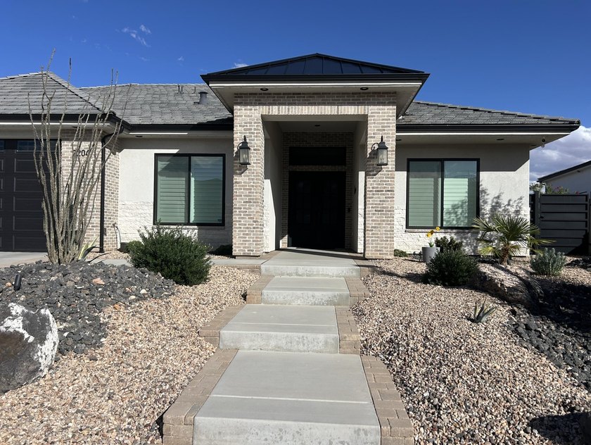 Custom home in beautiful, quiet neighborhood perched at the top - photo 2