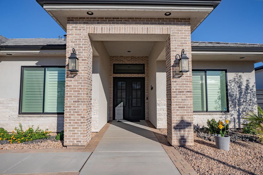 Custom home in beautiful, quiet neighborhood perched at the top - photo 3