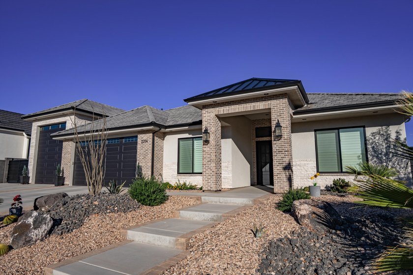 Custom home in beautiful, quiet neighborhood perched at the top - photo 4