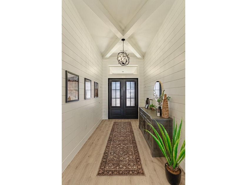 Custom home in beautiful, quiet neighborhood perched at the top - photo 6
