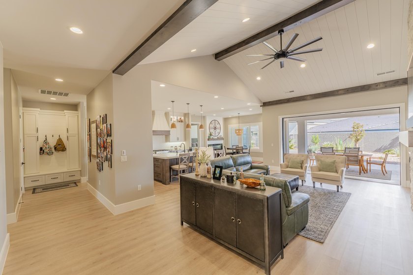 Custom home in beautiful, quiet neighborhood perched at the top - photo 7