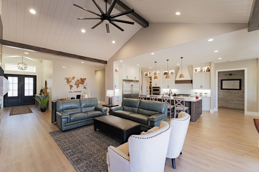 Custom home in beautiful, quiet neighborhood perched at the top - photo 8