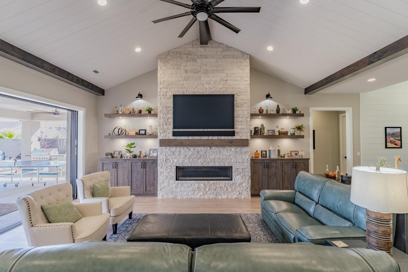 Custom home in beautiful, quiet neighborhood perched at the top - photo 9