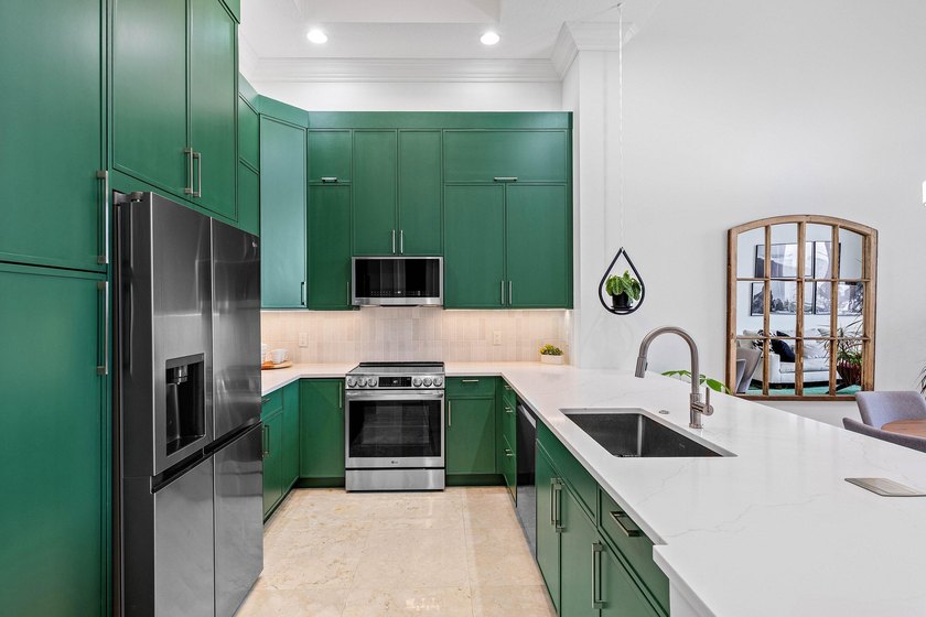 Fully upgraded 2 bed 2 bath plus a den! This stunning 5th-floor - photo 6