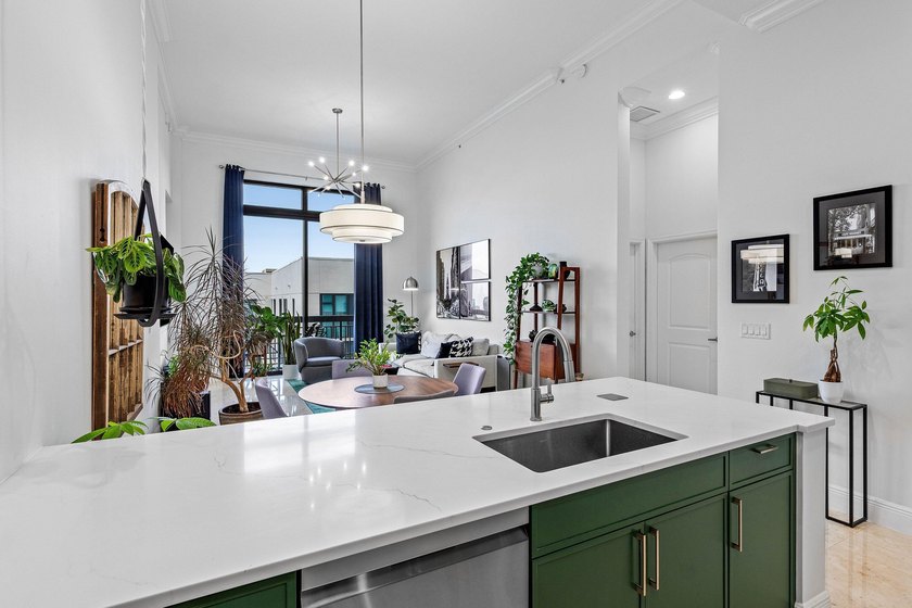 Fully upgraded 2 bed 2 bath plus a den! This stunning 5th-floor - photo 7