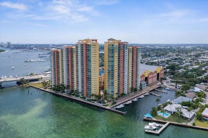 Beautifully 3BR/3.5BA Intracoastal condo with breathtaking water - photo 2