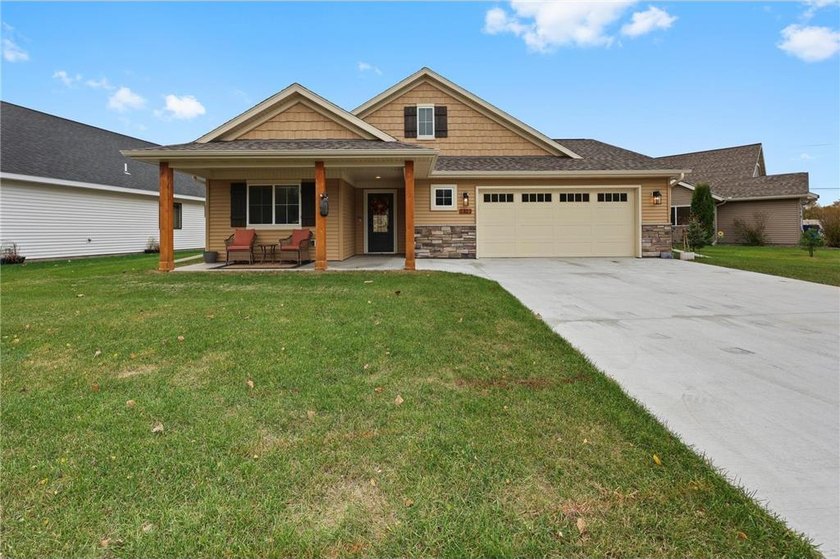 Gorgeous like-new patio home overlooking a peaceful pond and - photo 2