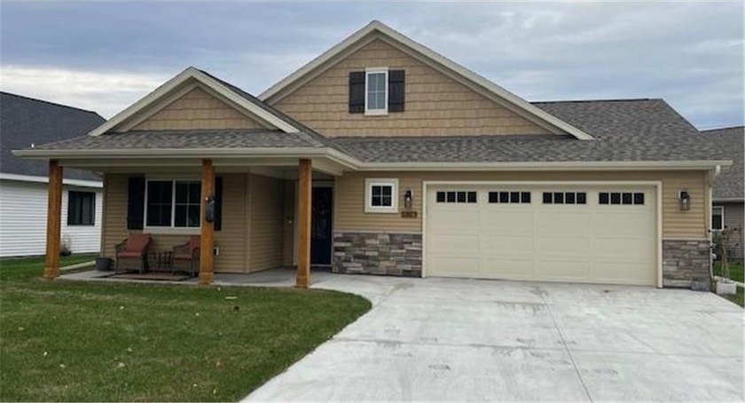 Gorgeous like-new patio home overlooking a peaceful pond and - photo 3