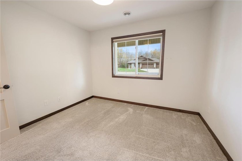 Gorgeous like-new patio home overlooking a peaceful pond and - photo 7