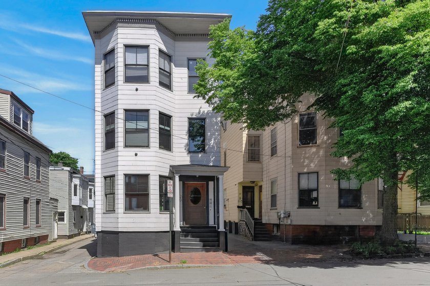 Historic West End residences of this caliber rarely become - photo 6