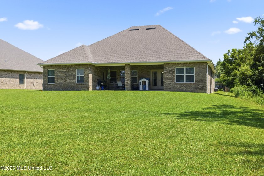 Step into this stunning 5-bedroom, 3-bathroom home offering the - photo 44