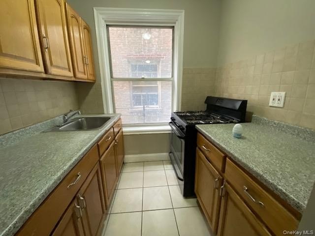 Charming pre-war apartment located in the desirable Concourse - photo 4