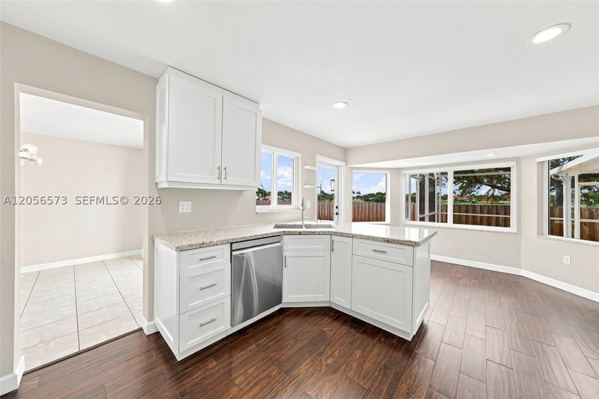 Welcome to this beautifully maintained 5-bedroom, 4-bath - photo 11
