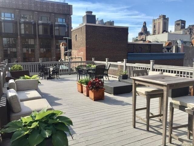 Just Listed! Chic renovated 2 bed Loft with washer dryer on High - photo 12