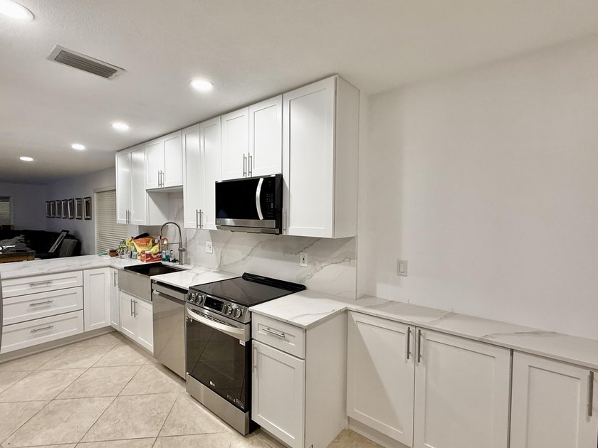 Enjoy the best of country club living at Hunters Run in this - photo 6