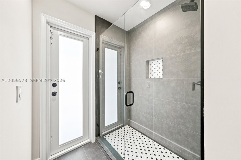 Welcome to this beautifully maintained 5-bedroom, 4-bath - photo 32