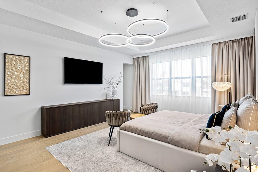 A masterfully upgraded contemporary home with a private resort - photo 34