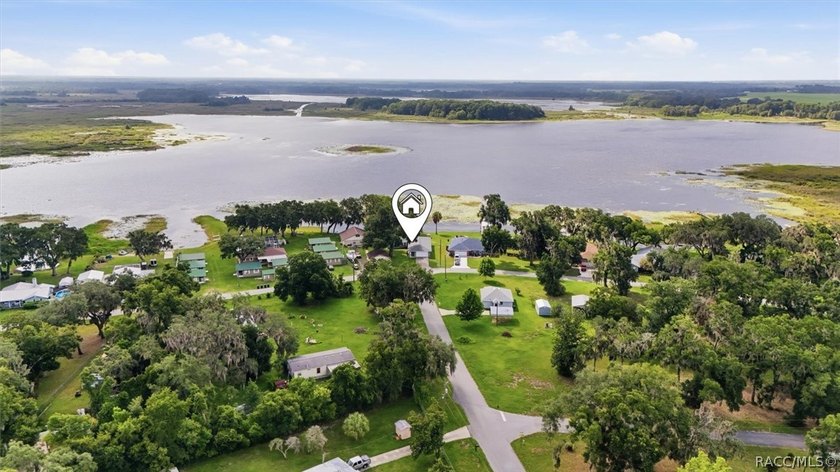 Wake up to breathtaking sunrise views over the lake in this - photo 44