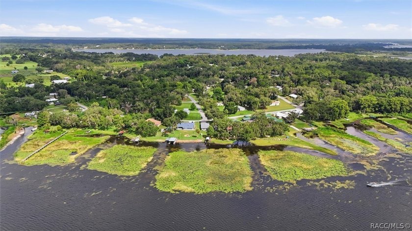 Wake up to breathtaking sunrise views over the lake in this - photo 45