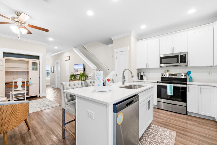 Beautifully maintained, thoughtfully designed townhome in the - photo 25