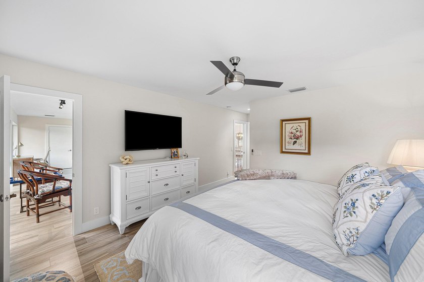 Beautifully updated 2-bedroom, 2-bath second-floor residence in - photo 17