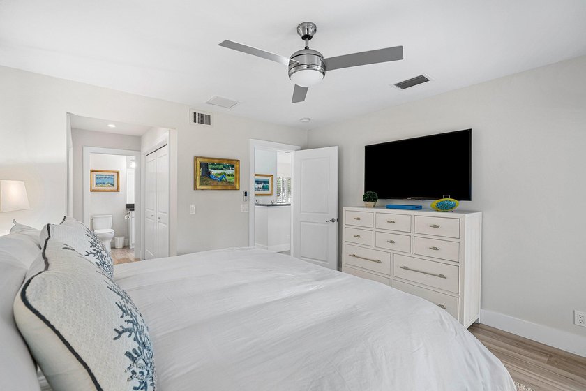 Beautifully updated 2-bedroom, 2-bath second-floor residence in - photo 21