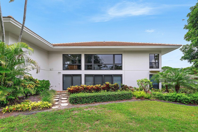 Beautifully updated 2-bedroom, 2-bath second-floor residence in - photo 23