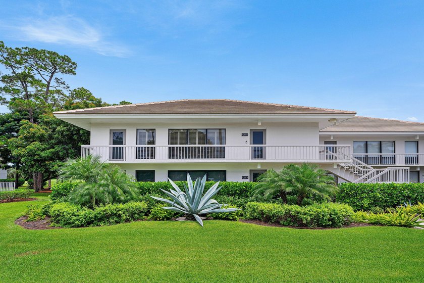 Beautifully updated 2-bedroom, 2-bath second-floor residence in - photo 35
