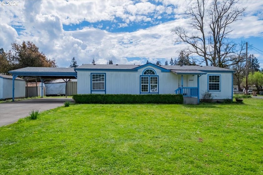 BRAND NEW ROOF, HEAT PUMP &amp; CARPET! This 3-bed, 2-bath MFH on a - photo 3