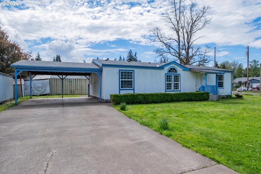 BRAND NEW ROOF, HEAT PUMP &amp; CARPET! This 3-bed, 2-bath MFH on a - photo 4