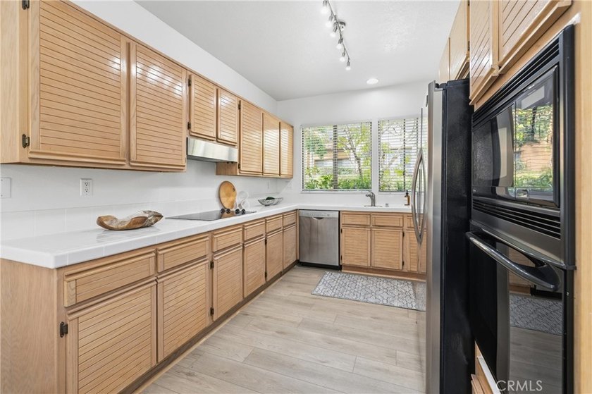 Welcome to 909 Muirfield Dr, situated in the heart of Newport - photo 5