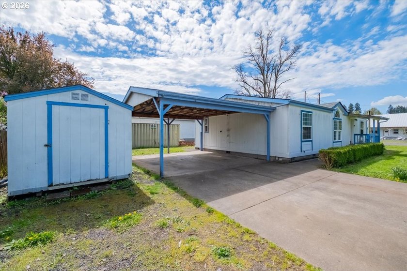 BRAND NEW ROOF, HEAT PUMP &amp; CARPET! This 3-bed, 2-bath MFH on a - photo 5