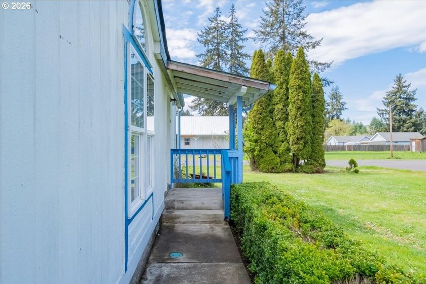 BRAND NEW ROOF, HEAT PUMP &amp; CARPET! This 3-bed, 2-bath MFH on a - photo 6