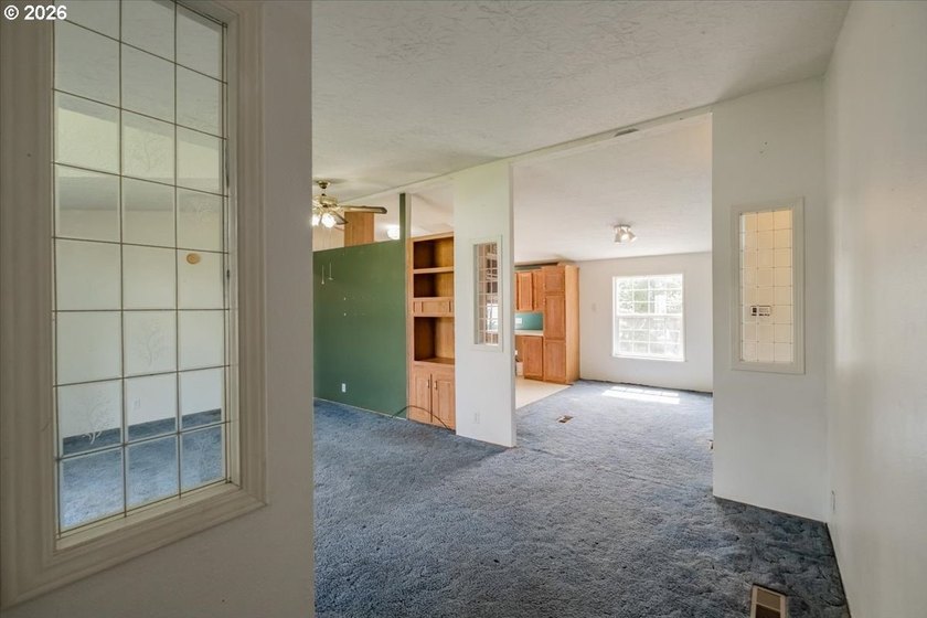 BRAND NEW ROOF, HEAT PUMP &amp; CARPET! This 3-bed, 2-bath MFH on a - photo 9